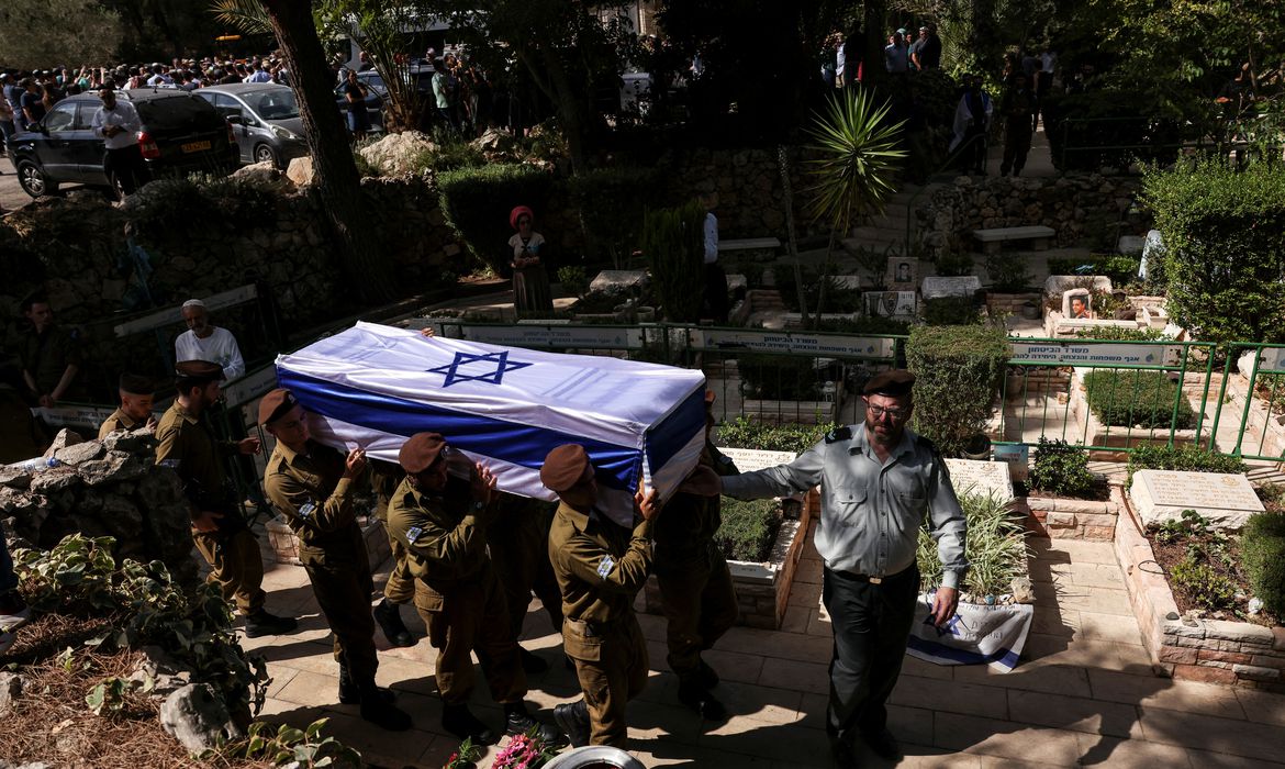 2023-10-11t102921z_1539748609_rc29q3acd2hx_rtrmadp_3_israel-palestinians-gaza-funeral