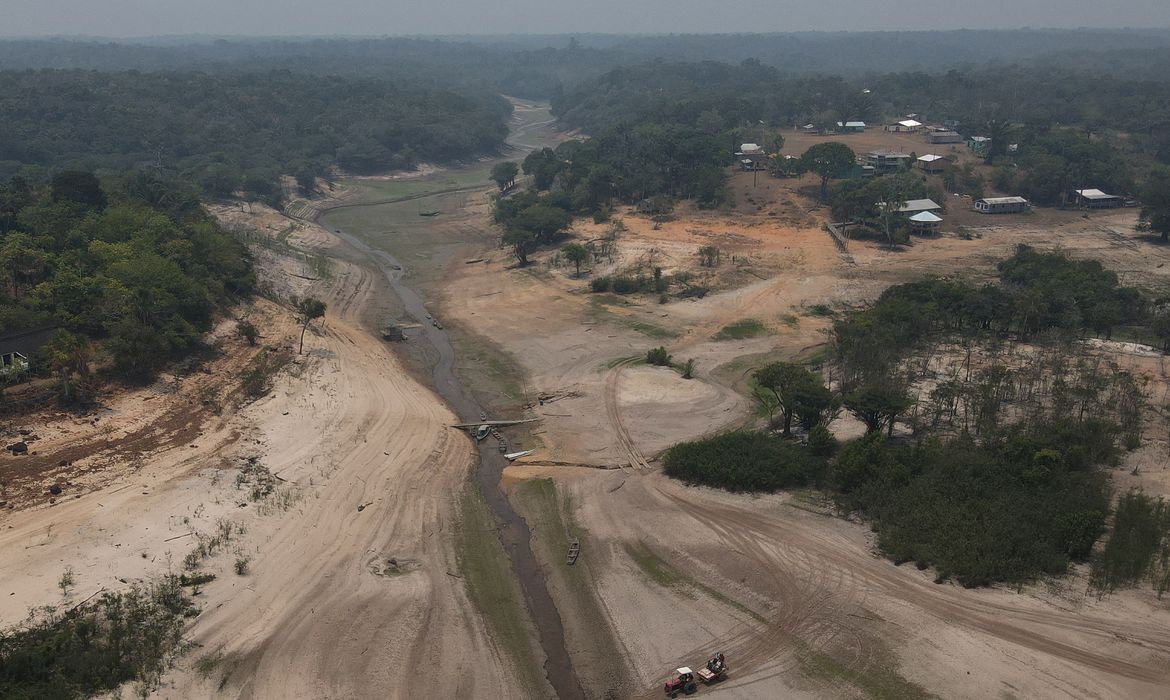 2023-10-16t125759z_1_lynxmpej9f0ko_rtroptp_4_clima-amazonia-seca-porto