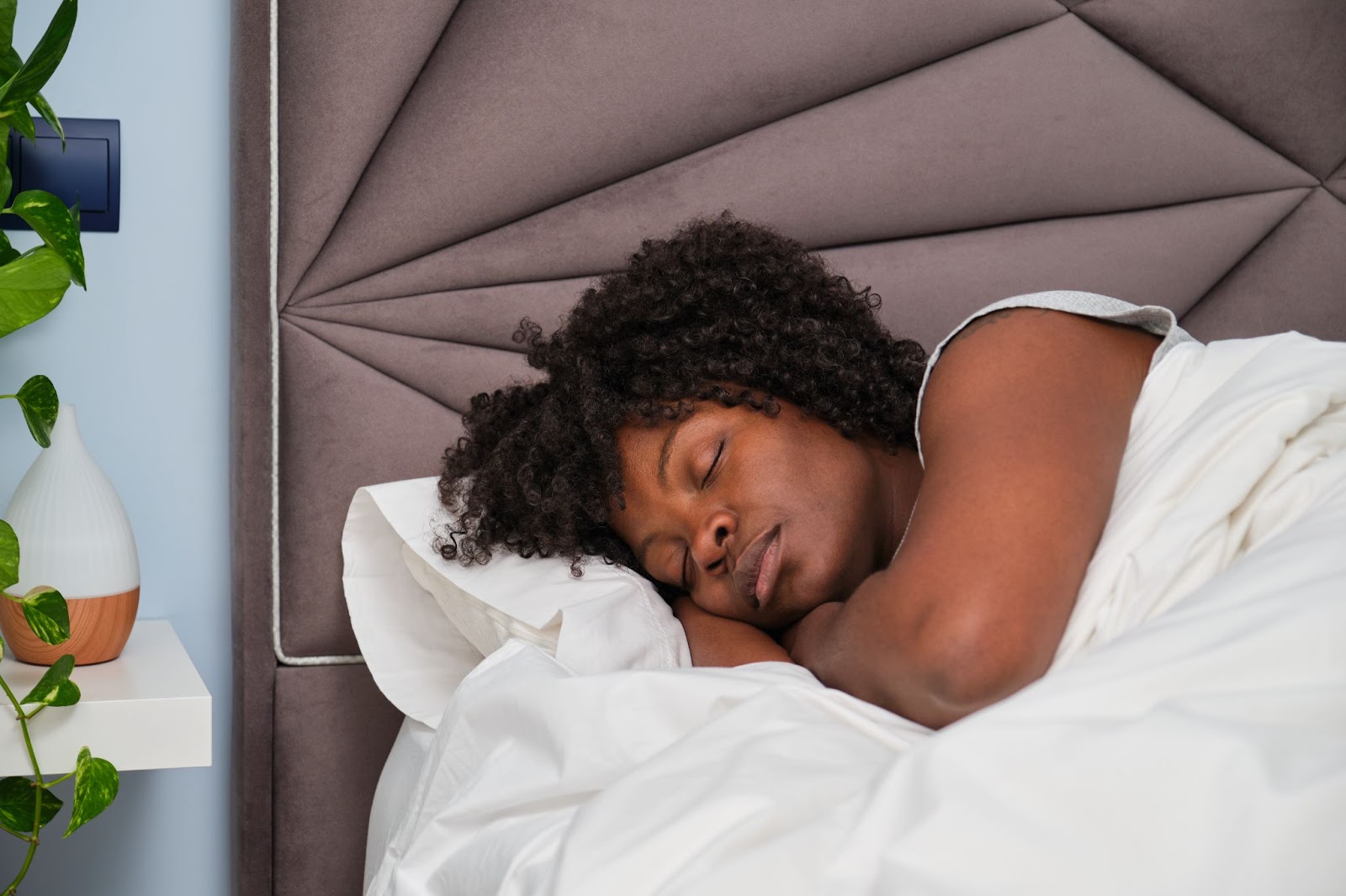 african-young-woman-sleeping-on-white-sheets-in-be-2023-03-15-01-46-46-utc