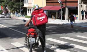 Pedestre usa máscara de proteção contra covid-19  na rua da Consolaçao