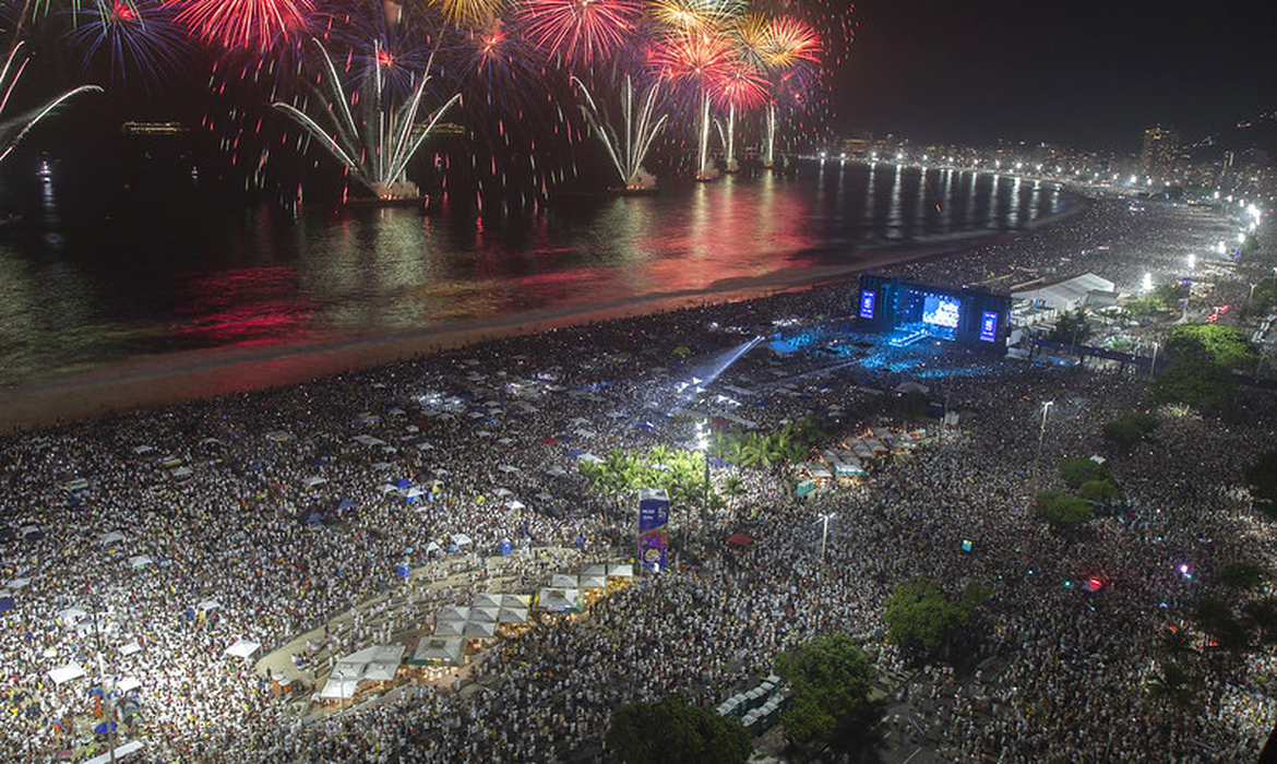 palco_copacabana_reveillon_2023_-_foto_julio_guimaraes_-_riotur