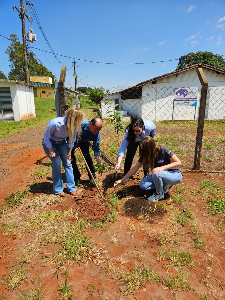 Phibro-Focada-em-sustentabilidade-Phibro-presenteia-Unesp-Botucatu-com-mudas-de-cerejeiras-Foto-Divulgacao1