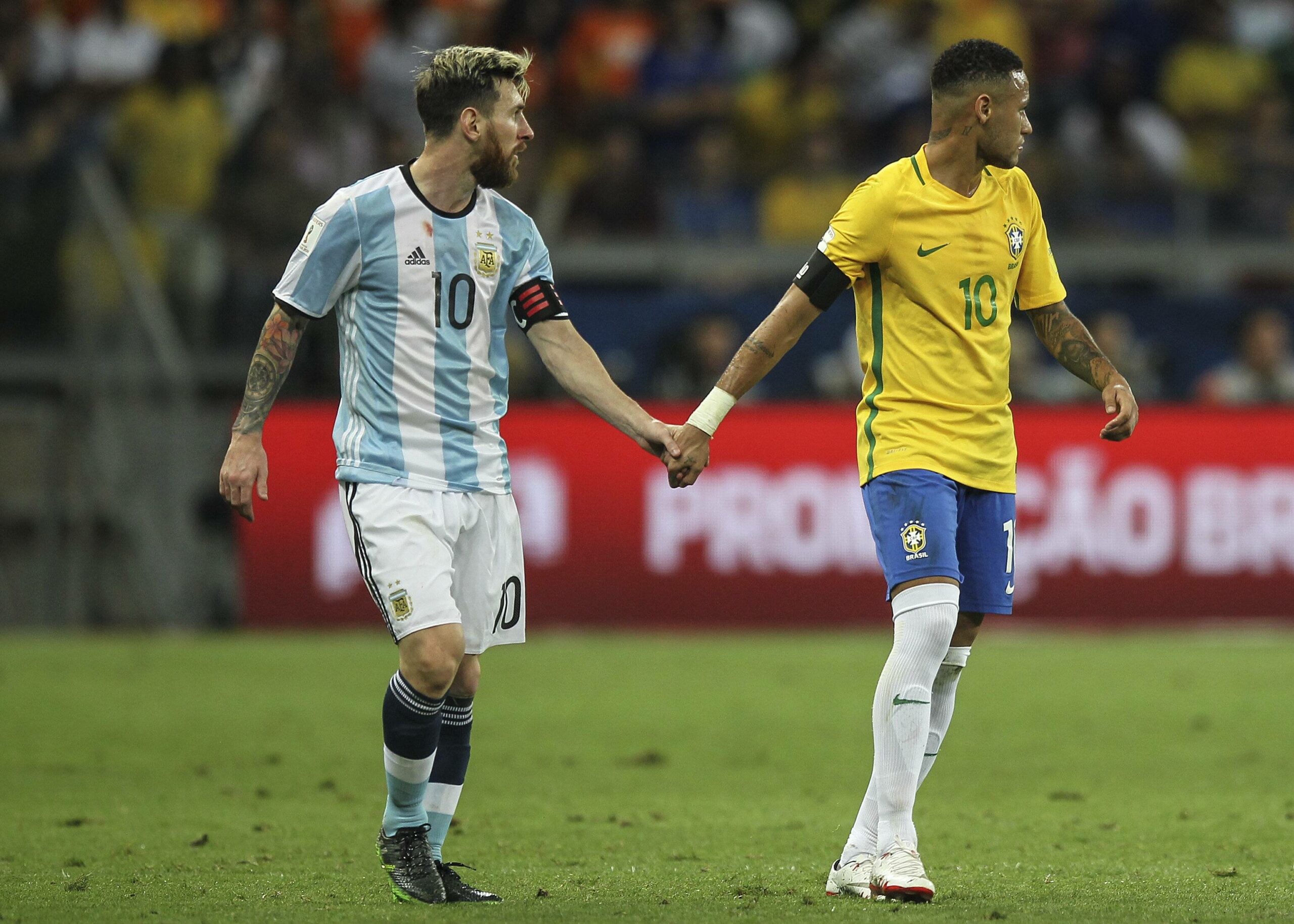 Fußball WM Quali Brasilien Argentinien Brazil s Neymar R fights for the ball with Argentina s