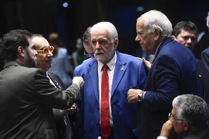 Articulação entre Lira e Gilmar Mendes para elaboração de um projeto alternativo à PEC que restringe poderes do Supremo