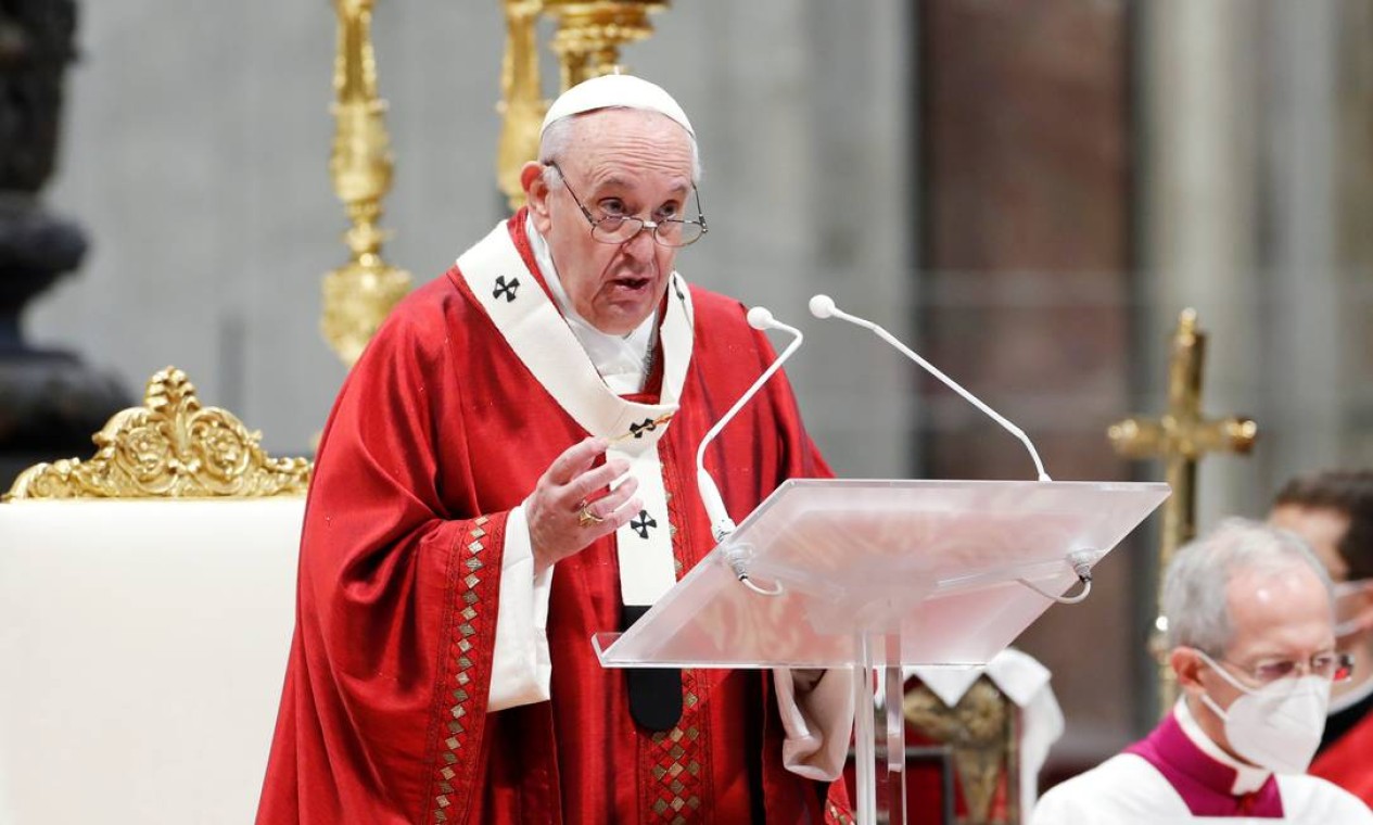 93029503_Pope-Francis-leads-the-Pentecost-Mass-at-St-Peters-Basilica-at-the-Vatican-May-23-2021