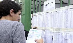 estudante_confere_lista_do_enem_-_foto_valter_campanato-arquivo_agencia_brasil_0