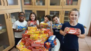 Estudantes do Ensino Fundamental arrecadaram mais de 200 caixas de bombons para doação. Foto: divulgação.