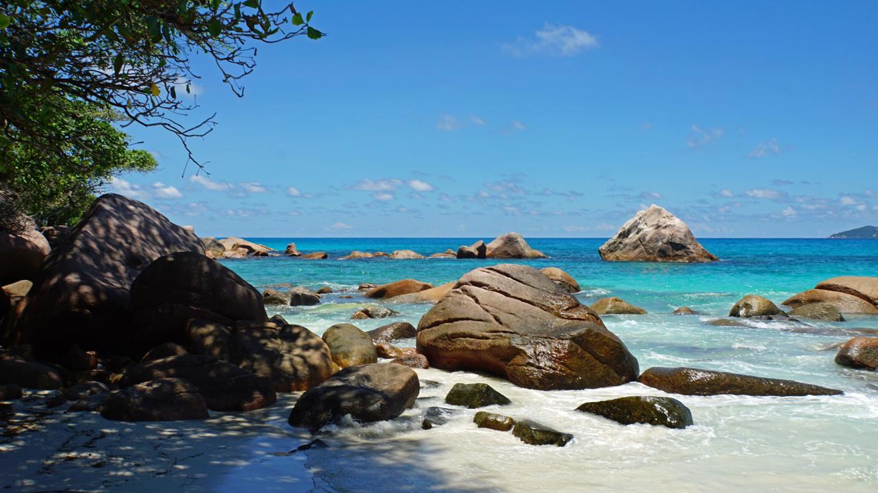 A praia de Anse Lazio, nas Ilhas Seychelles, ocupa o sexto lugar no ...