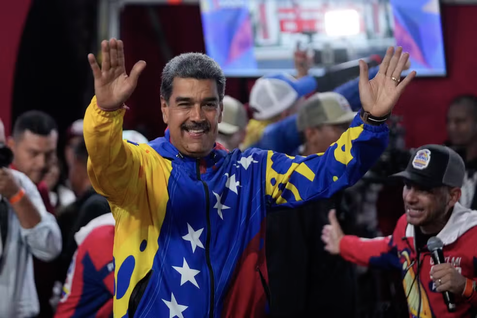 O presidente Nicolás Maduro se dirige a apoiadores reunidos em frente ao palácio presidencial de Miraflores depois que as autoridades eleitorais o declararam vencedor das eleições presidenciais na Venezuela — Foto: AP Photo/Fernando Vergara