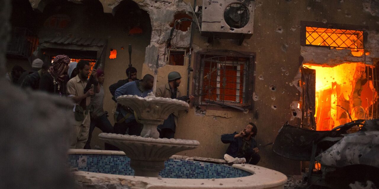rebeldes_invadem_uma_casa_usada_como_base_por_soldados_leais_ao_regime_de_muammar_gaddafi_2011_credito_andre_liohn.jpg