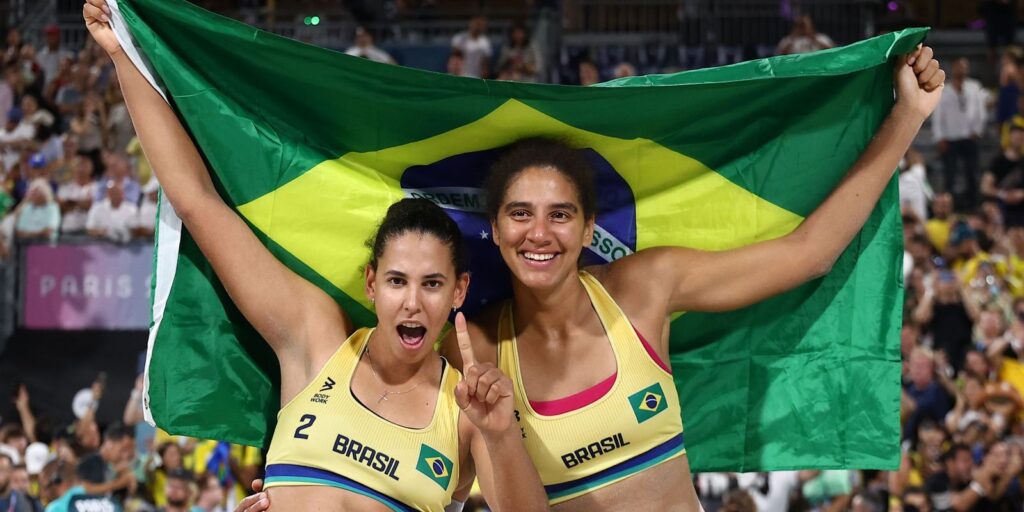 duda_e_ana_patricia_ouro_volei_de_praia_paris_2024.jpeg