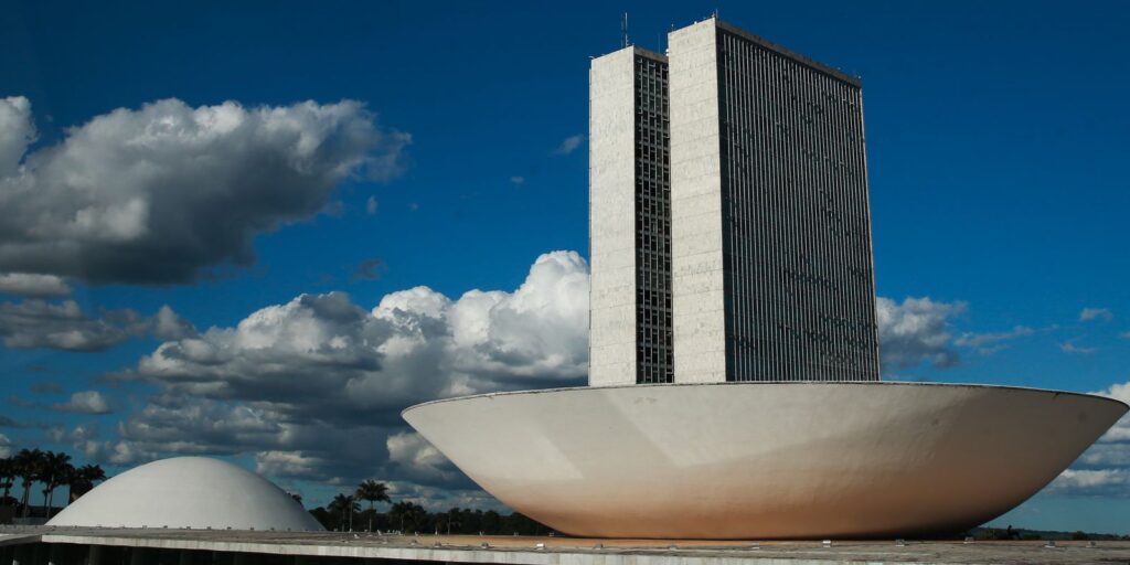 monumentos_brasilia_cupula_plenario_da_camara_dos_deputados3103201341.jpg