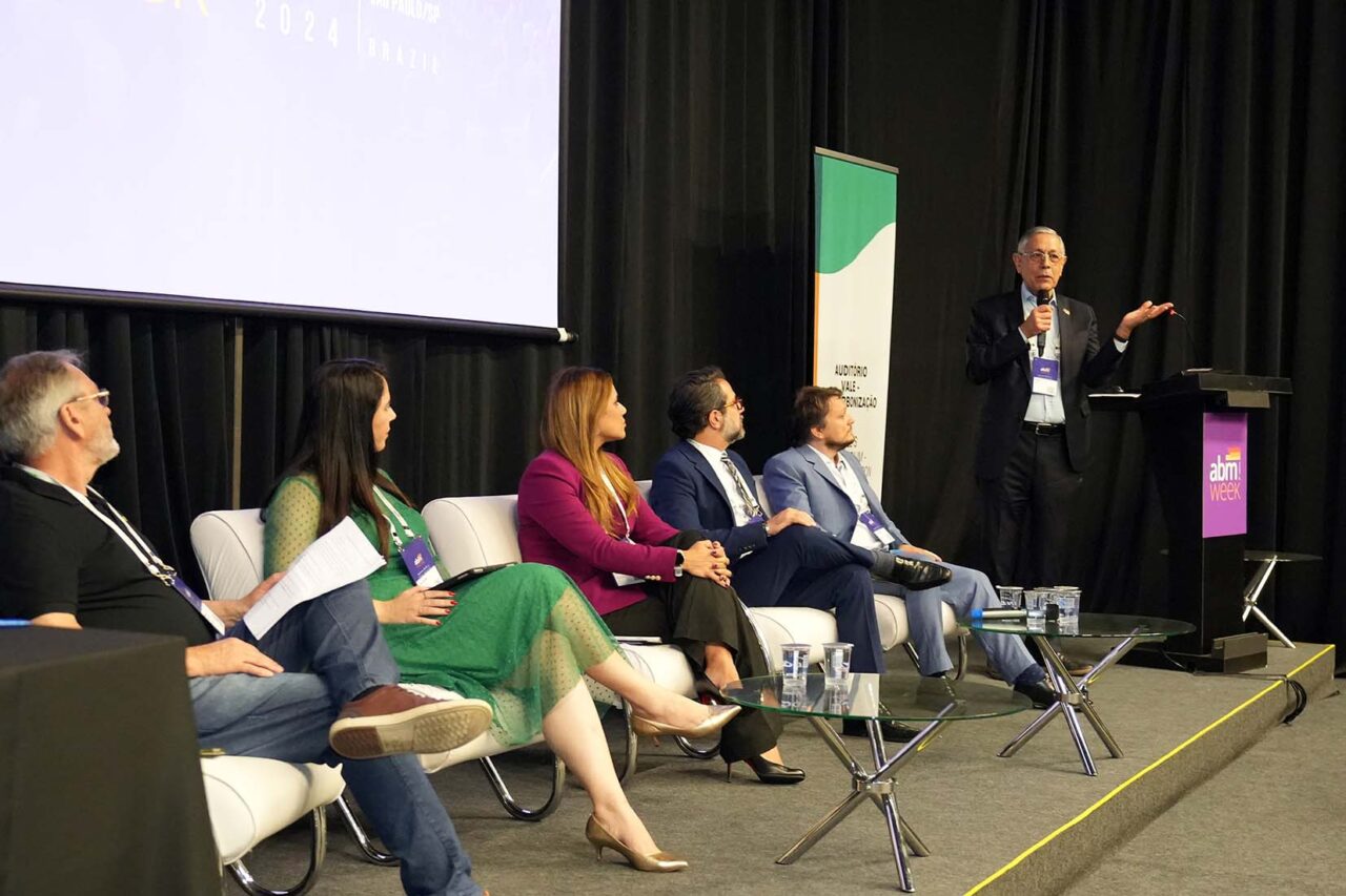 O consultor Paulo Roberto Bertaglia, Danielle Bernardes, Gerente Executiva do Poder Executivo da CNT, Carolina Tascon, Diretora Comercial da VLI, Elias Francisco da Silva Júnior, Secretário de Assuntos Portuários e Empregos do Seport/Santos, Fernando Machado Diniz, Diretor de Comunicação e Relações Institucionais do MoveInfra, e Horacidio Barbosa Leal, Presidente Executivo da ABM, na "Mesa Redonda Integração de modais de transportes: oportunidades e desafios" (Crédito: divulgação ABM)