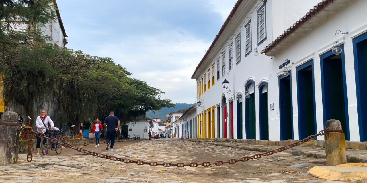 o_charme_das_casas_coloridas_e_ruas_de_pedra.jpg